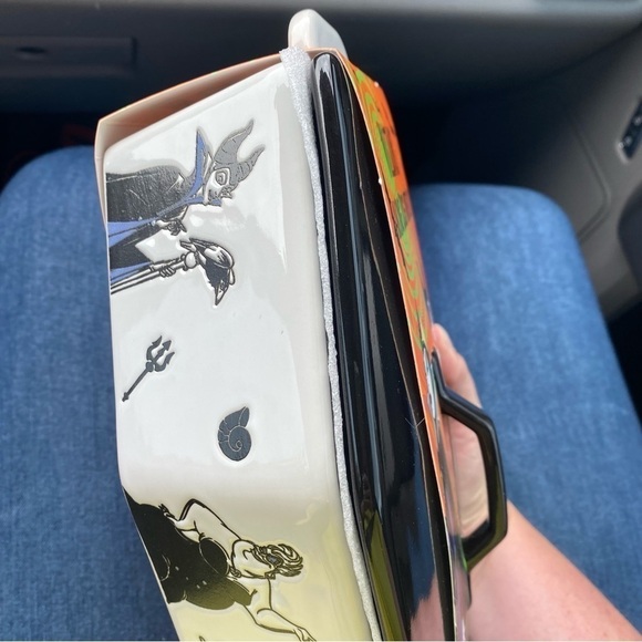 Disney Villains Coffin Shaped Baking Dish W/ Lid Handle Black Ursula Cruella NEW - Picture 3 of 5